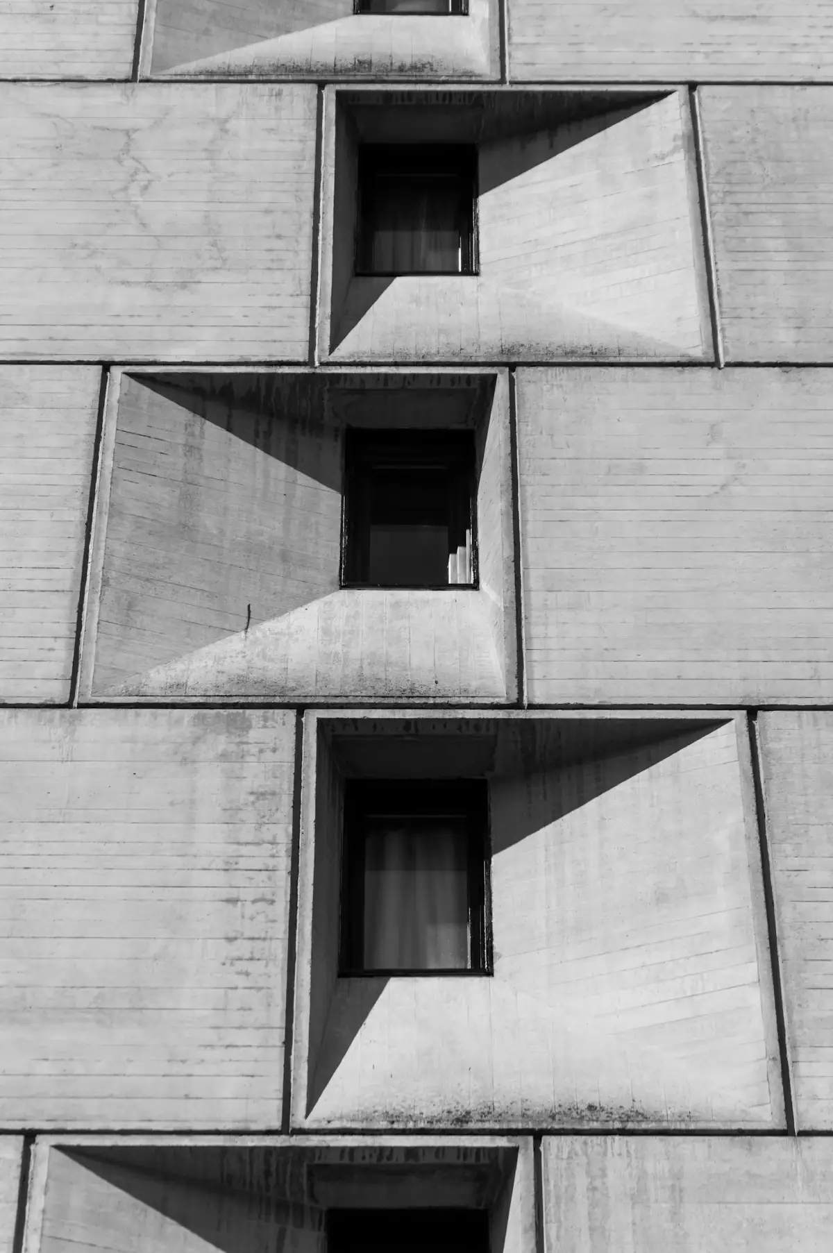 Fachada de un edificio de hormigón con ventanas