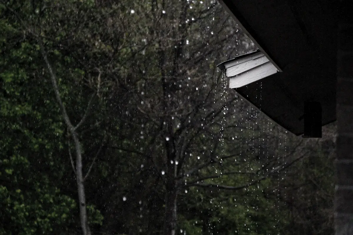 Lluvia cayendo desde el borde de un techo
