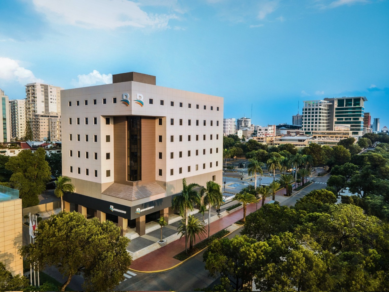 Trabajador realizando mantenimiento de techo